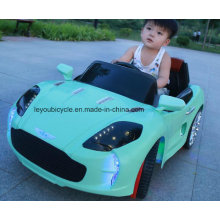 Мальчики любят электрический игрушечный автомобиль